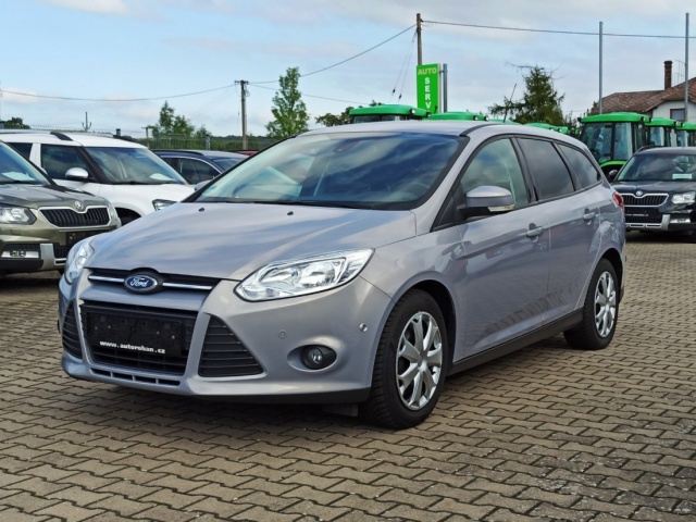 Ford Focus 1.0i 100PS VÝHŘEV AUTO. PARKO 