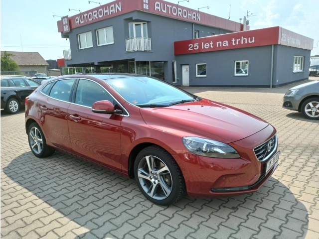 Volvo V40 2.0D 140kW NAVI XENONY